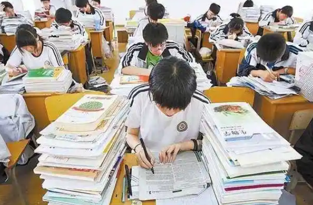 设定鸿沟强化规范能够让孩子在很小的时分就学会管理时刻和心情